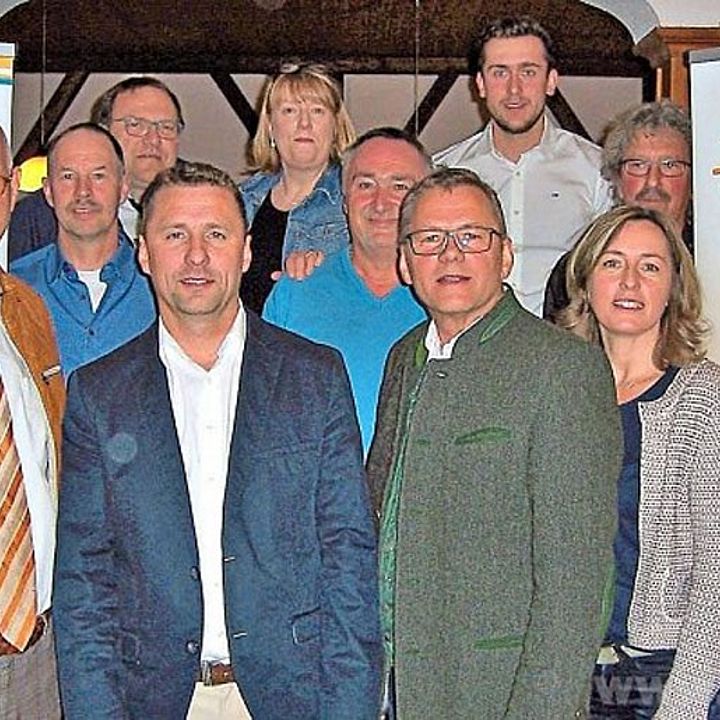 MdL Manfred Eibl (l.) gratulilert der Vorstandschaft zur Wiederwahl: (v.L.) Peter Baranski, Hartmut Petraska, Thomas Straßer, Bettina Höbler-Praml, Konrad Weber, Fraktionsvorsitzender Albert Straßer, Manuela Ellerbeck, Michael Weiß und Evi Straßer.